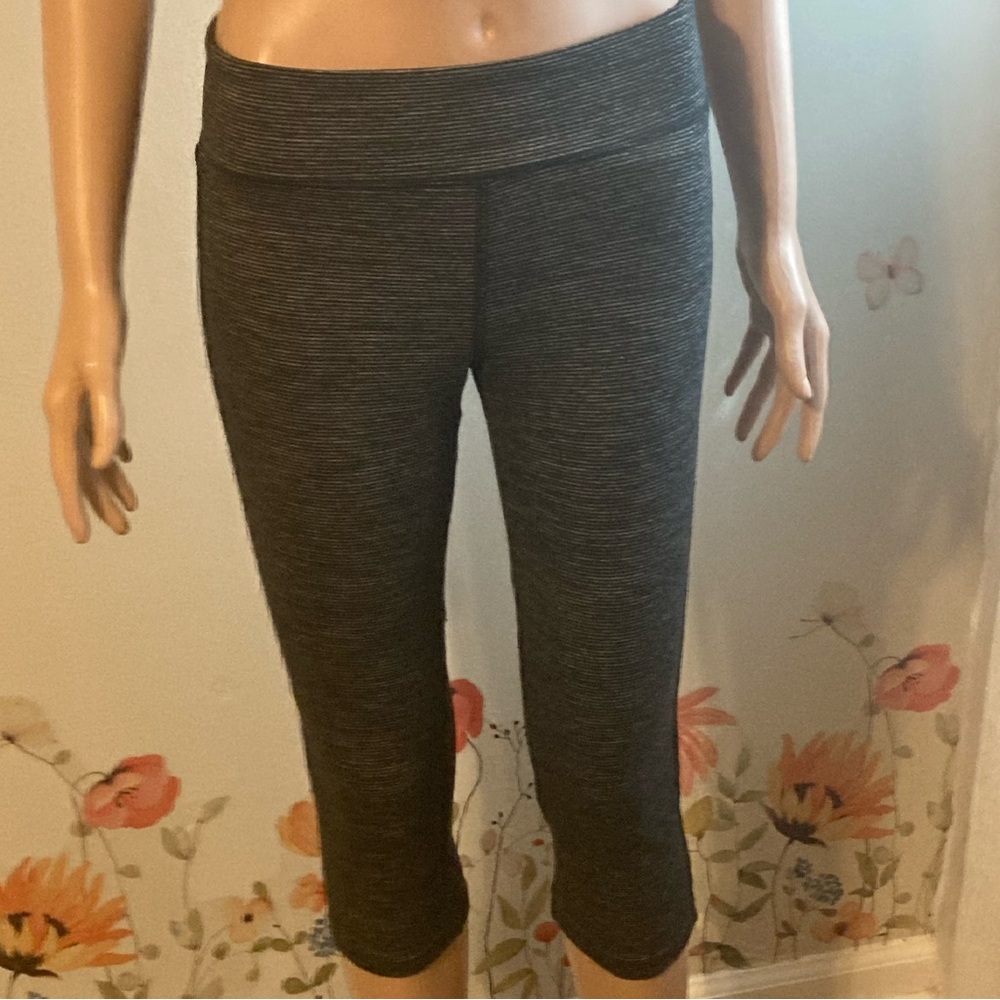 💎 (4/$30) Sz XL Old Navy Active OS Grey Capri Leggings - Picture 2 of 8